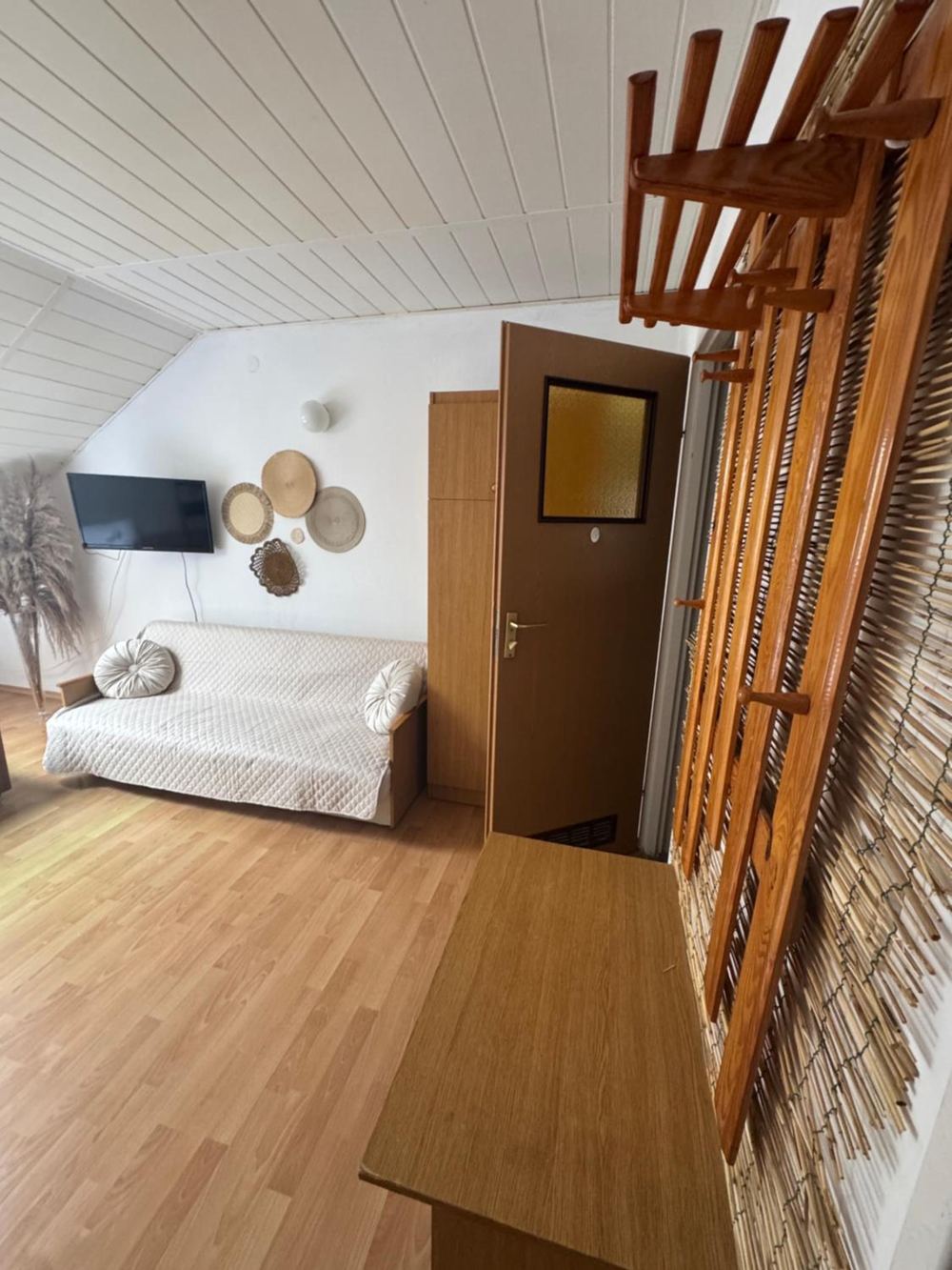 Pokój Deluxe z sofą, TV i boho dekoracjami